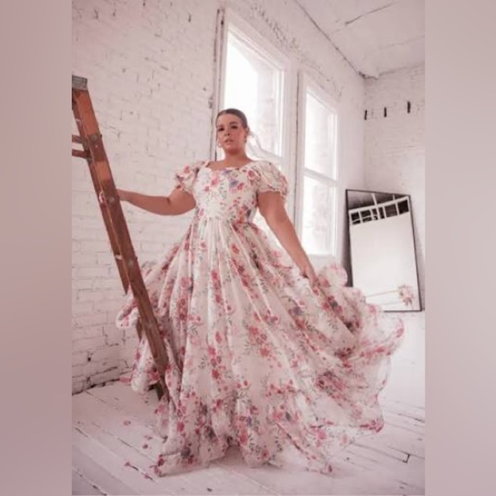 JessaKae Violette Dress 
Cream Floral